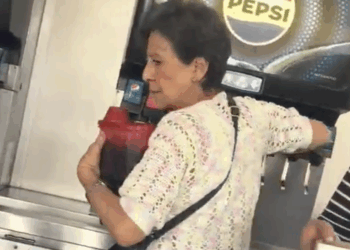 mujer se lleva jarra de costco